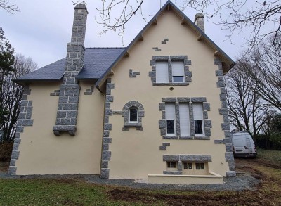 Enduit à la chaux coupé à la truelle à Banneville-la-Campagne